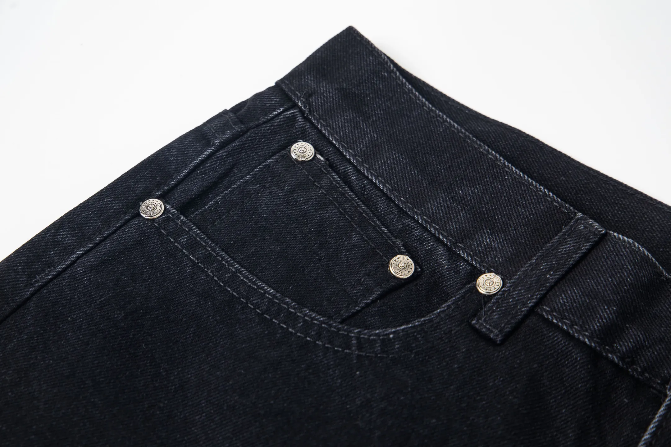 P240 Chrome Hearts Chrome Hearts Black Multi-leather Elements Full of Details Washed Jeans Authentically Restore the Ultimate Vintage Texture Three-Dimensional Fit Loose and Comfortable, Not Slimming Appearing Taller and Thinner Manufacturer Seiko Original Factory Quality Control Same Style for Men and Women Can Be Matched for Couples Versatile Recommendation Must-Have Jeans for All Seasons Fashionistas Have Been Disappointed From the Quality Selection of Fabrics, Cutting of Details, and Matching of Patterns, Everything Is Impeccable! The upper body is so handsome when worn...it can be easily worn by men, women and children! The craftsmanship is made of heavy-duty washed pure cotton denim fabric. After washing, it is soft and thick. It is very stylish when worn on the body. Style number: 1775# Color: black Size: 28 30 32 34 36